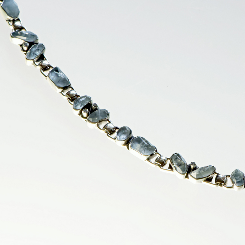 Wąska srebrna bransoletka z akwamaryną
